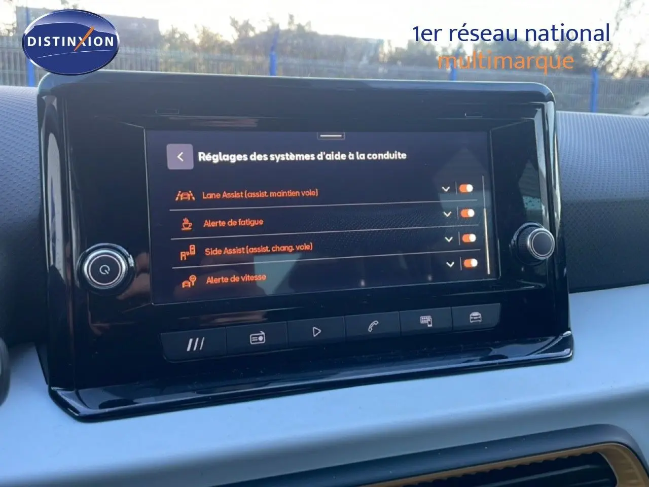 Écran tactile central du tableau de bord du SEAT Arona 2025, affichant les réglages d’aide à la conduite.