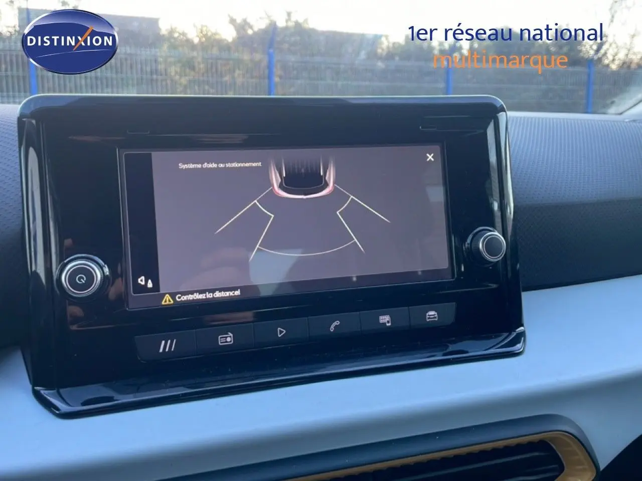 Vue intérieure du tableau de bord du SEAT Arona 2025, écran tactile affichant l'aide au stationnement.