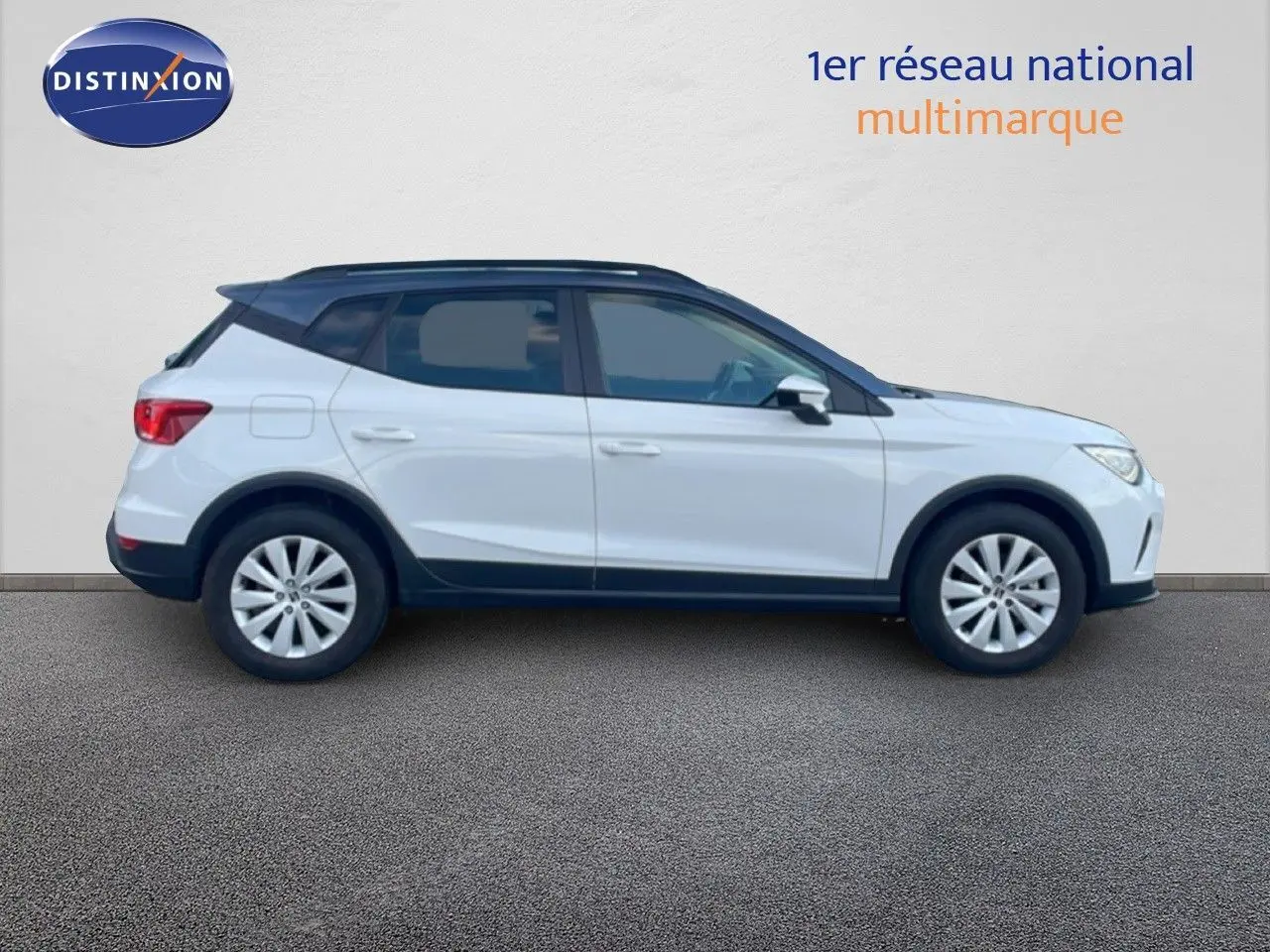 Vue de profil côté droit d’un SEAT Arona blanc avec toit gris, version Style Special Edition 2025, sur fond neutre.