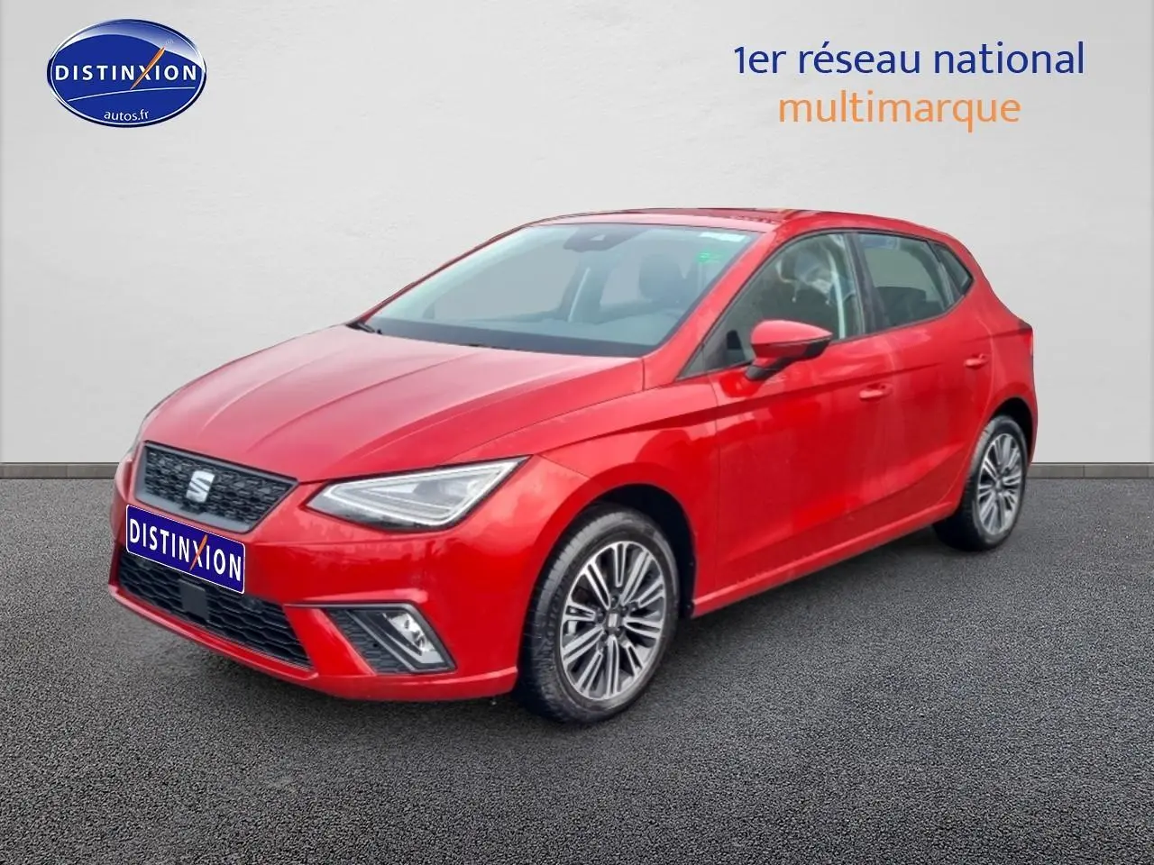 SEAT Ibiza 1.0 TSI 95 Copa rouge désir vue 3/4 avant avec jantes alliage et phares LED triangulaires.