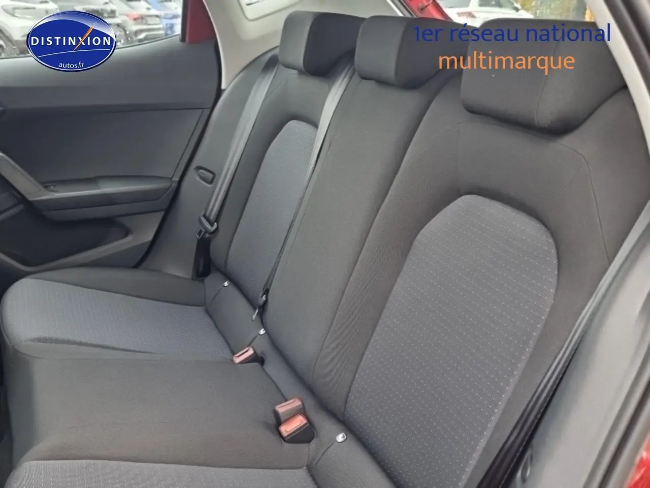 Vue intérieure côté droit sur la banquette arrière gris Como de la SEAT Ibiza 2025 rouge désir.