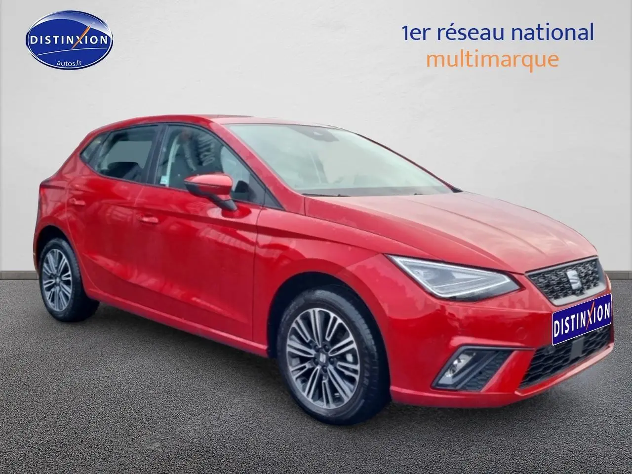 SEAT Ibiza 1.0 TSI 95 Copa rouge désir vue 3/4 avant côté gauche sur fond neutre.