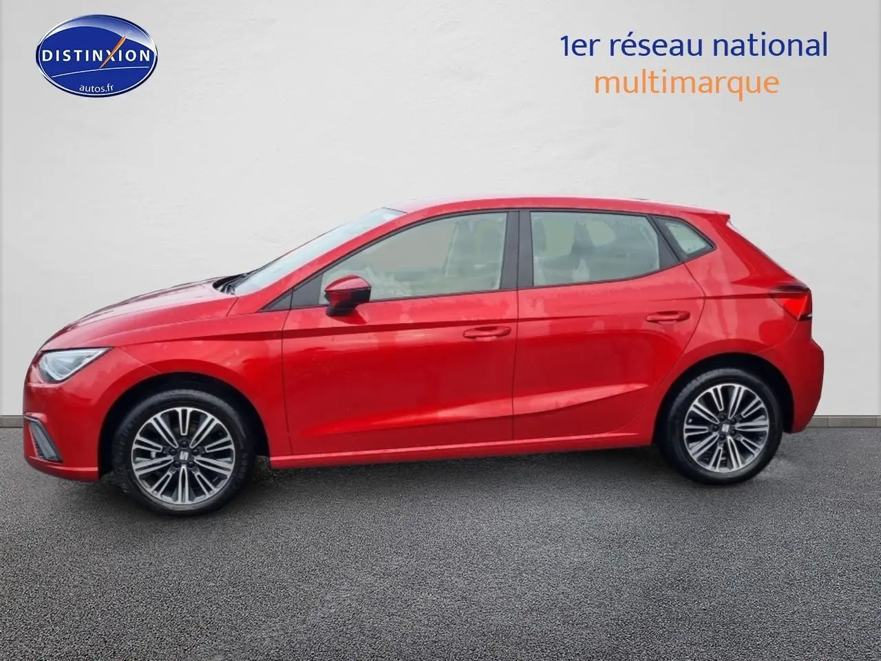 Profil droit d'une SEAT Ibiza 1.0 TSI 95 Copa rouge désir avec jantes alliage 16 pouces sur fond neutre.