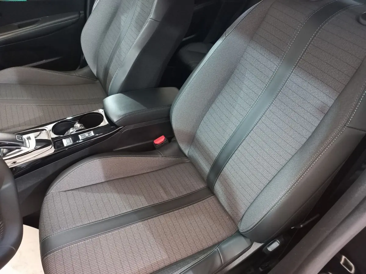 Vue rapprochée des sièges avant gris et noir de la Peugeot 208 PureTech 100 S&S EAT8 Allure Pack 2022.