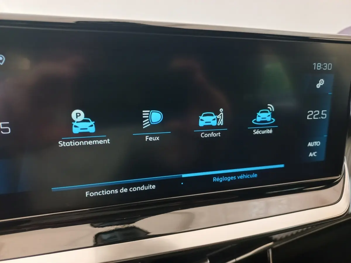 Écran tactile intérieur de la Peugeot 208 noir, affichant les réglages de conduite et la climatisation à 22,5°C.