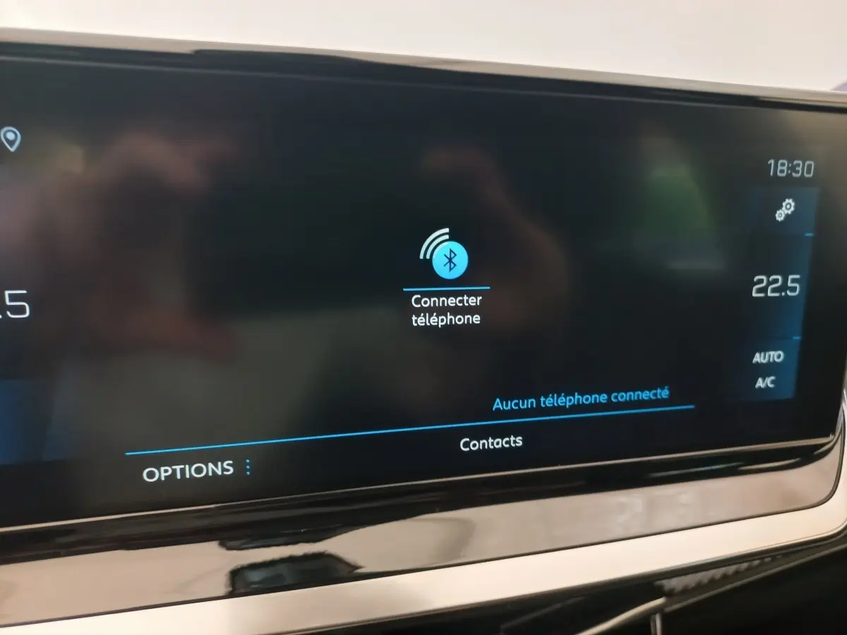 Écran tactile central de la Peugeot 208 PureTech 100 noir affichant la connexion Bluetooth et la température à 22,5°C.