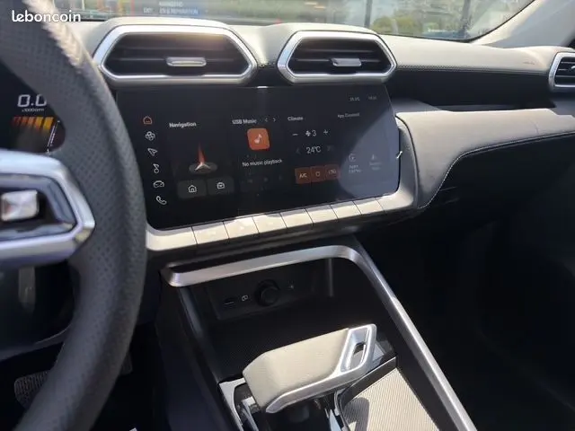 Vue arrière du MG ZS 1.5 L Hybrid+ 197ch Luxury noir, avec feux LED et double sortie d’échappement intégrée.