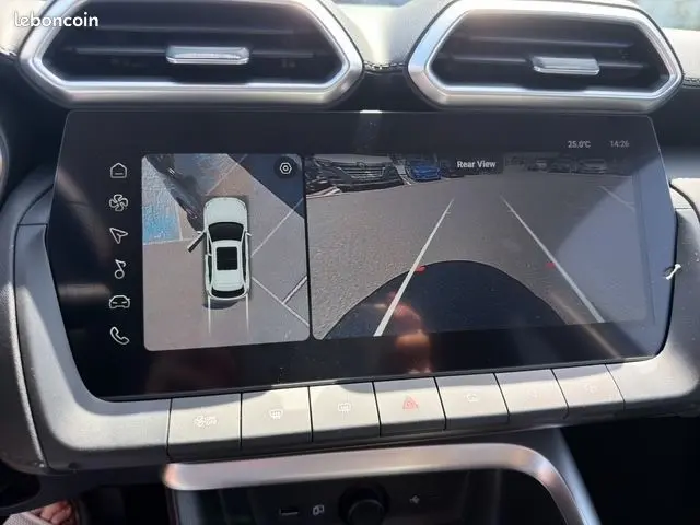 Vue intérieure côté conducteur du MG ZS 1.5 L Hybrid+ 2026, sièges cuir noirs et tableau de bord moderne.