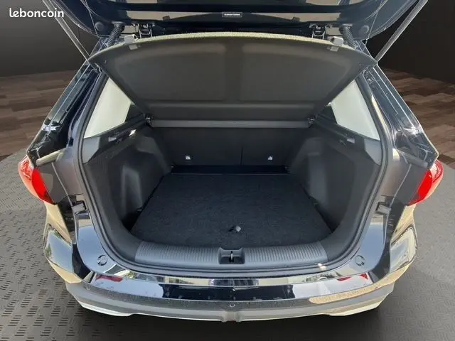 Vue intérieure du tableau de bord et console centrale du MG ZS 1.5 L Hybrid+ 2026, avec écran tactile et levier de vitesse automatique.