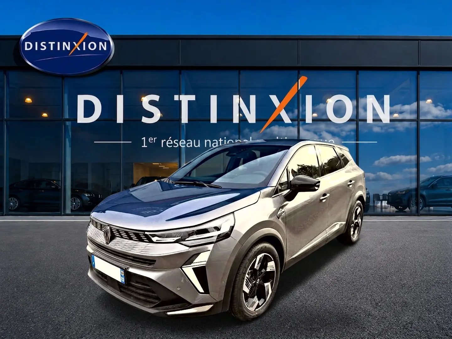 Renault Symbioz gris cassiopée en 3/4 avant droit, avec jantes alu et vitres surteintées devant showroom Distinxion.