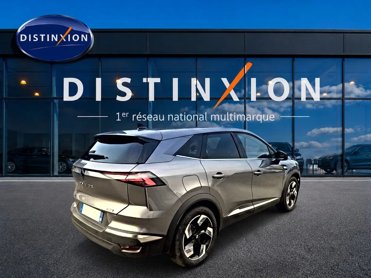 Vue 3/4 arrière droite d’un Renault Symbioz gris cassiopée avec feux arrière LED et jantes alu distinctives.