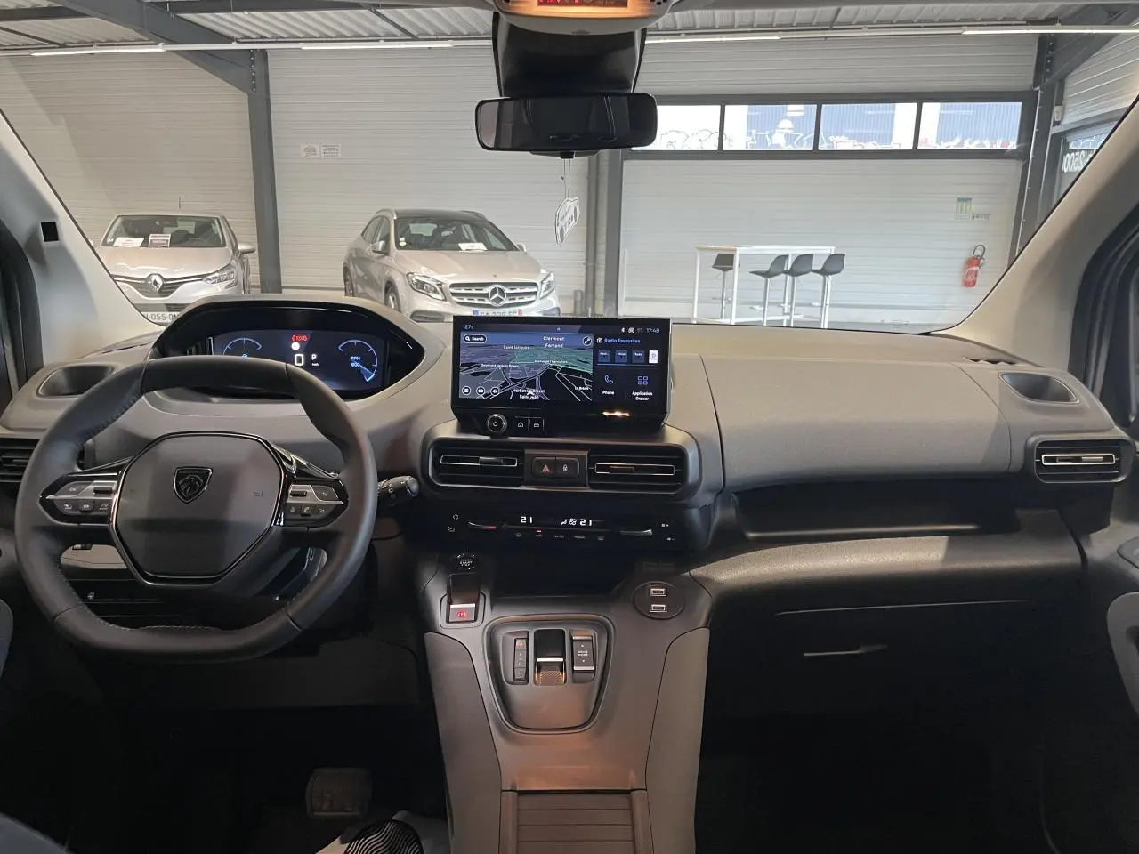 Vue intérieure avant du Peugeot Rifter 2026 avec tableau de bord numérique et écran tactile central.