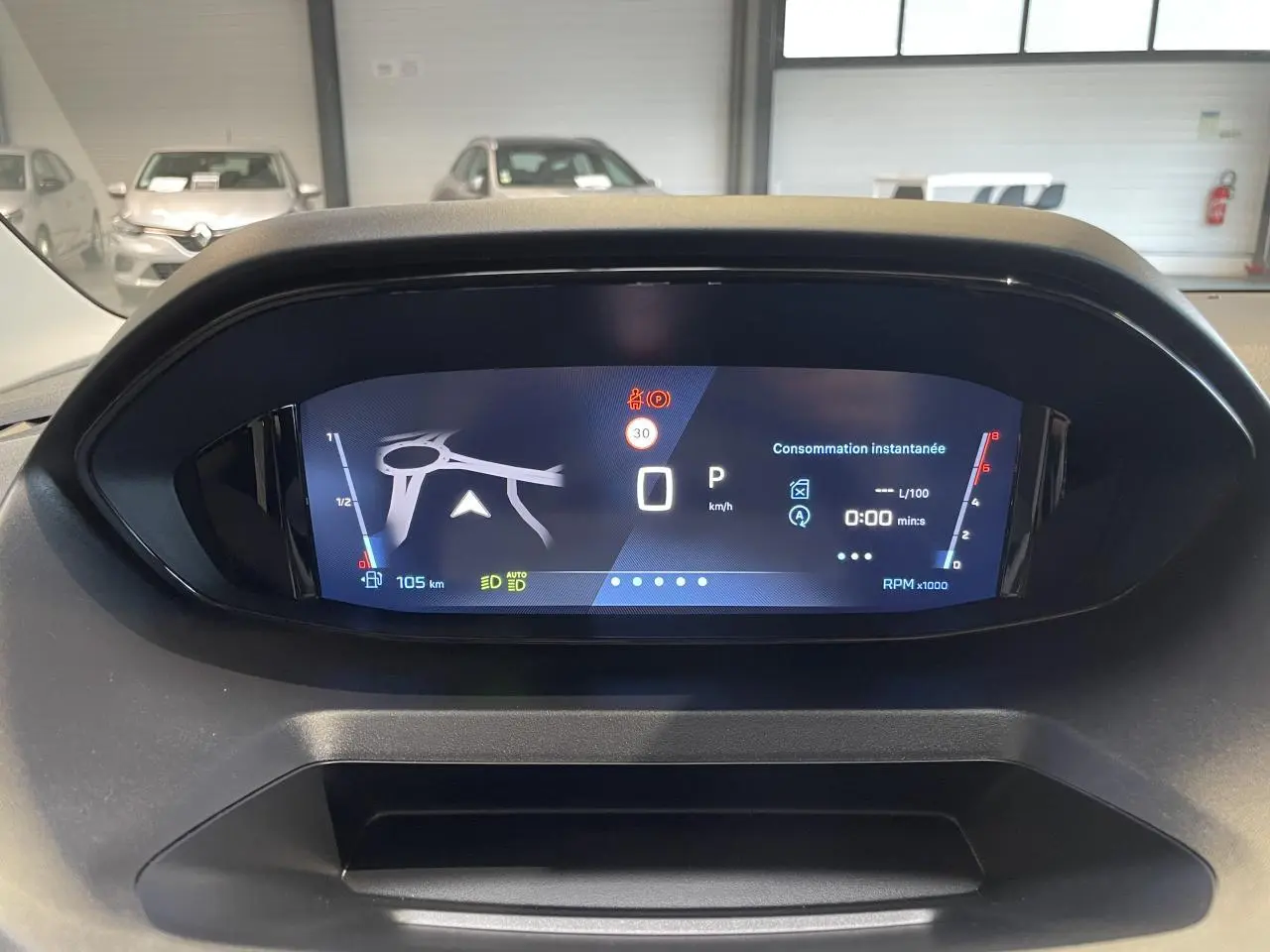 Affichage numérique du combiné de bord du Peugeot Rifter 2026, montrant la navigation et les indicateurs de consommation.