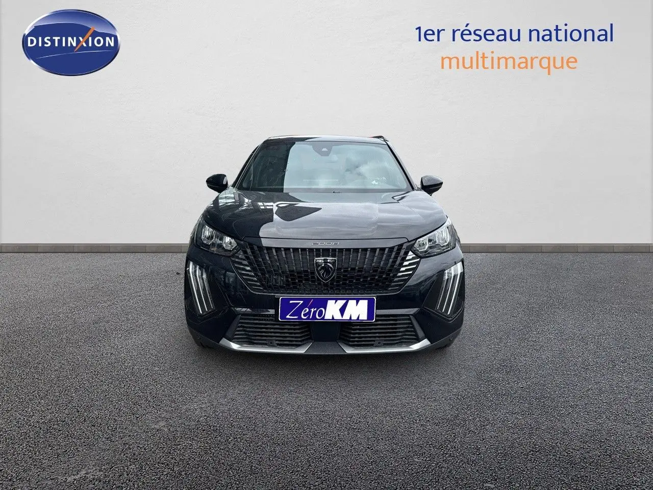 Vue frontale d'un Peugeot 2008 HYBRID 136CH Allure noir métal avec calandre imposante et feux LED verticaux.