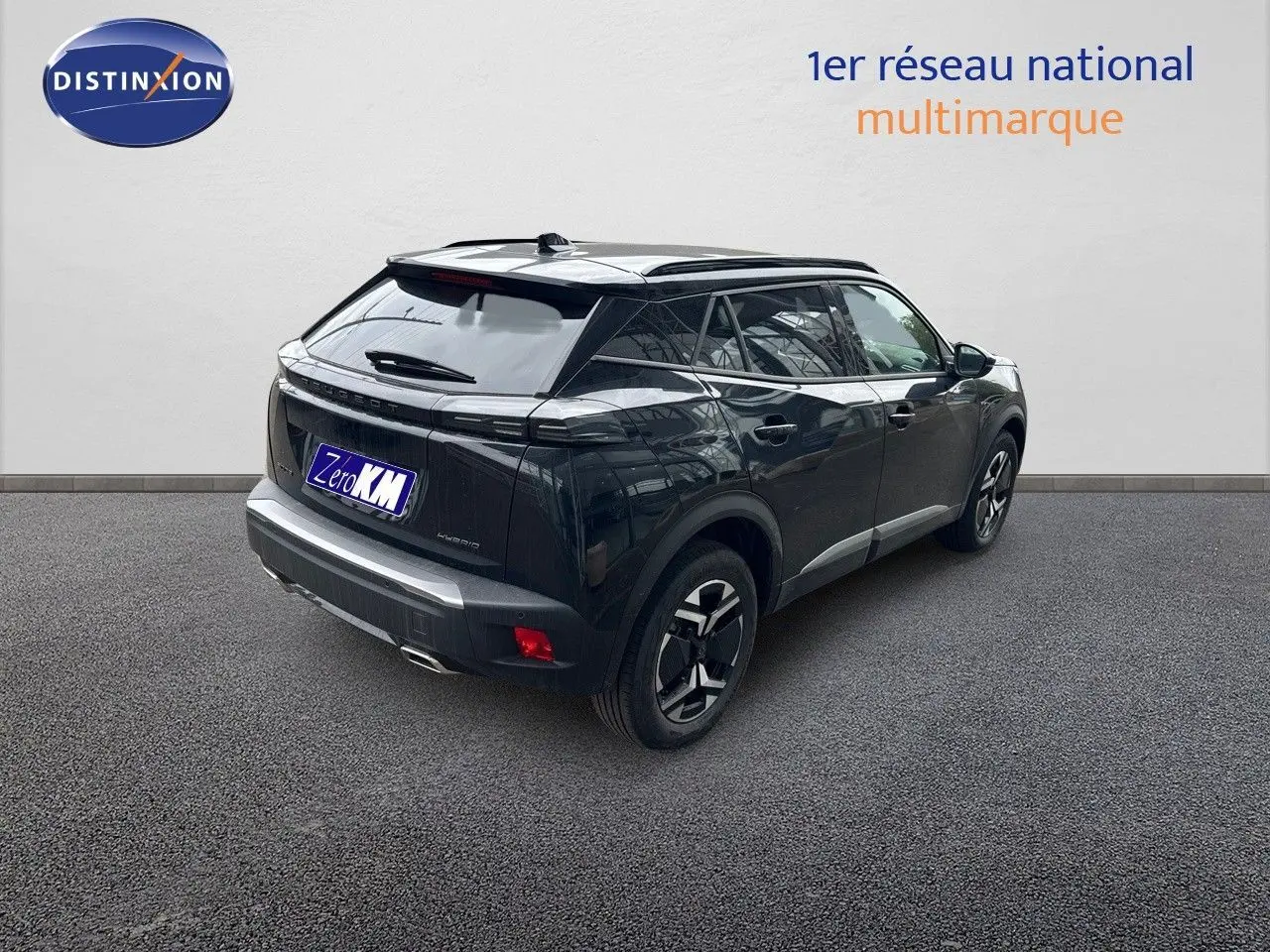 Peugeot 2008 Hybrid noir métal en 3/4 arrière droit, avec jantes bi-ton et feux LED distinctifs.