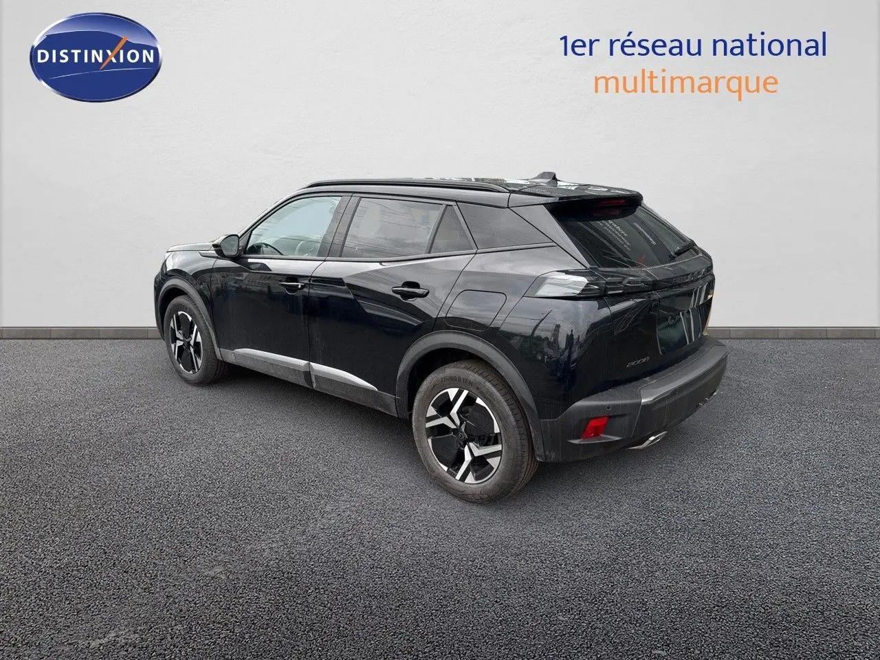 Peugeot 2008 Hybrid noir métal vue 3/4 arrière côté gauche, avec jantes alliage et feux LED distinctifs.