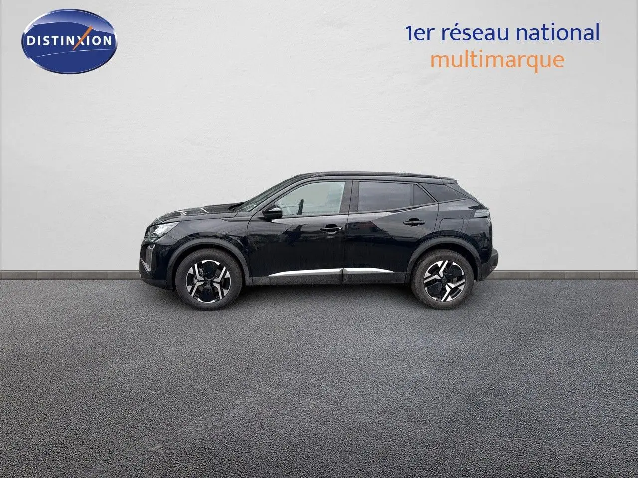 Profil côté gauche du Peugeot 2008 HYBRID 136CH Allure noir métal, sur fond clair en extérieur.