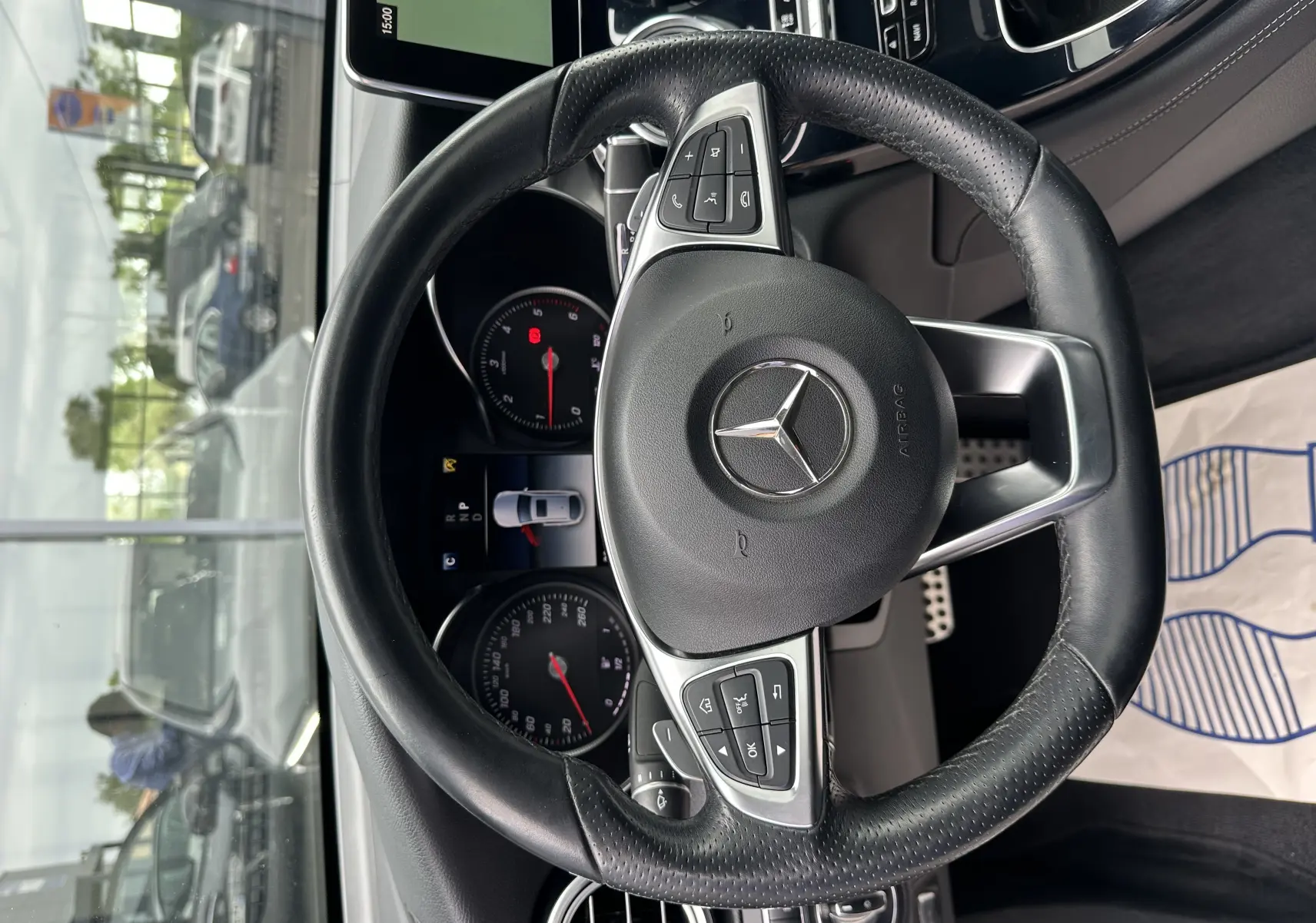 Vue rapprochée du volant en cuir noir du Mercedes GLC Coupé 250 D Fascination 4MATIC avec tableau de bord digital.
