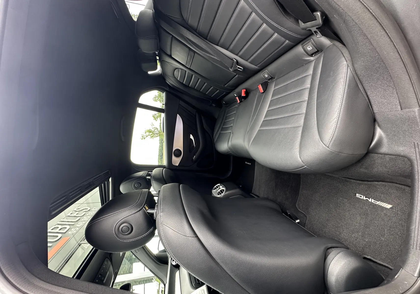 Vue intérieure arrière du Mercedes GLC Coupé 250 D Fascination 4MATIC 2018 avec sièges cuir noirs et tapis AMG.