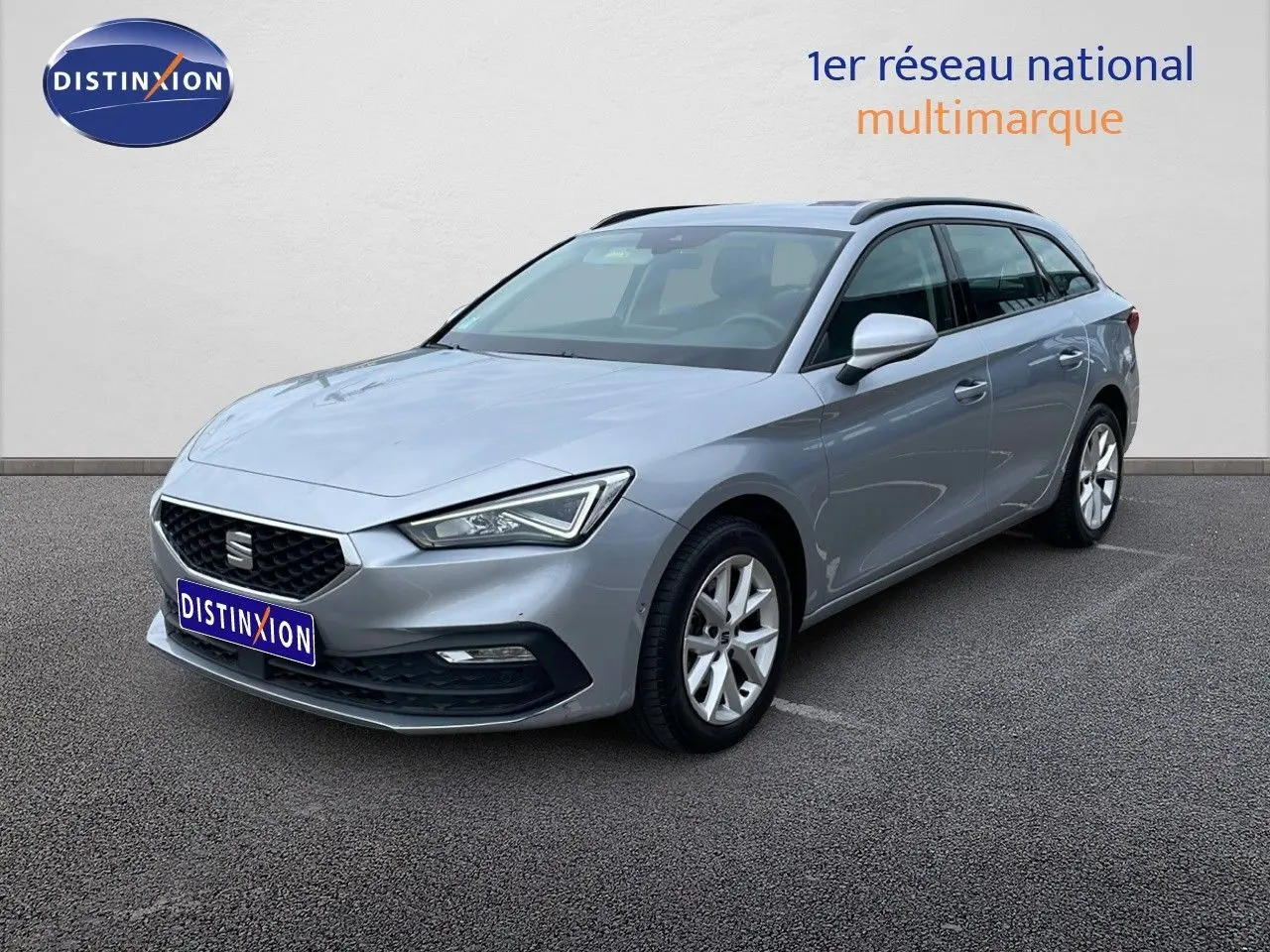 SEAT Leon ST gris urbain vue 3/4 avant droit, break compact avec jantes alliage et toit ouvrant.