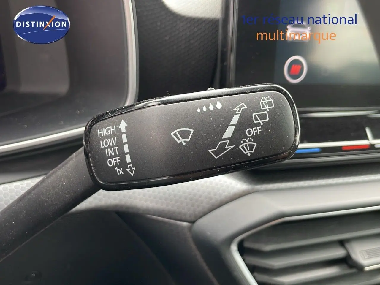 Gros plan sur la commande d’essuie-glace dans l’habitacle d’une SEAT LEON ST gris urbain 2023.