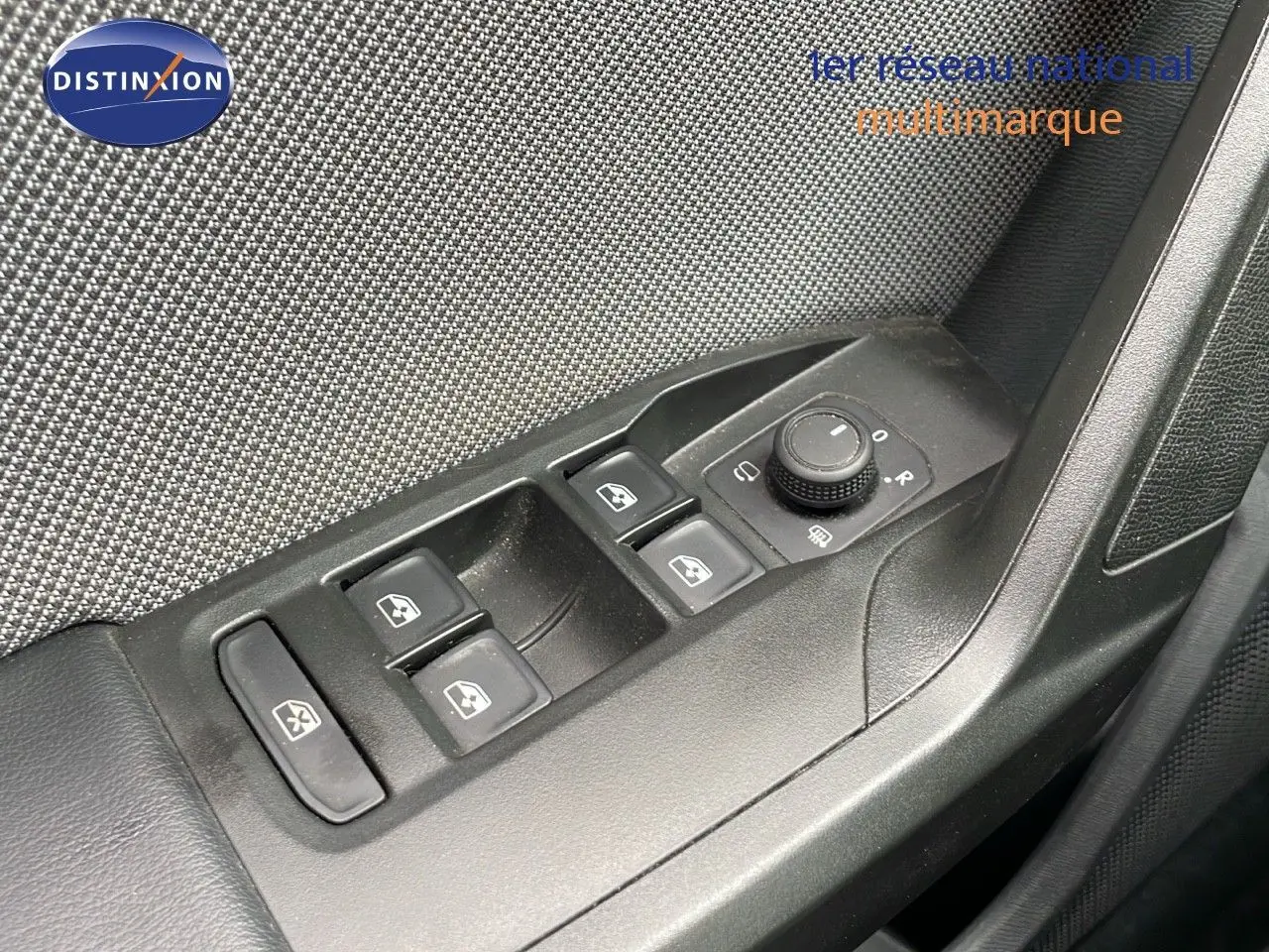 Commande des vitres électriques et réglage des rétroviseurs côté conducteur dans une SEAT LEON ST gris urbain 2023