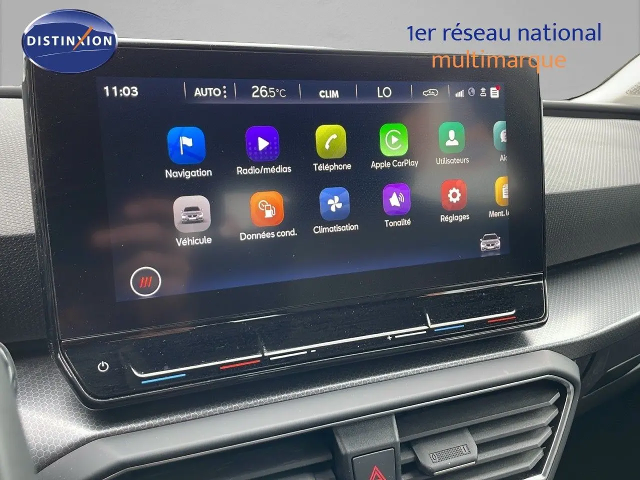 Écran tactile central affichant les options multimédia et climatisation dans l'habitacle d'une SEAT Leon ST 2023.