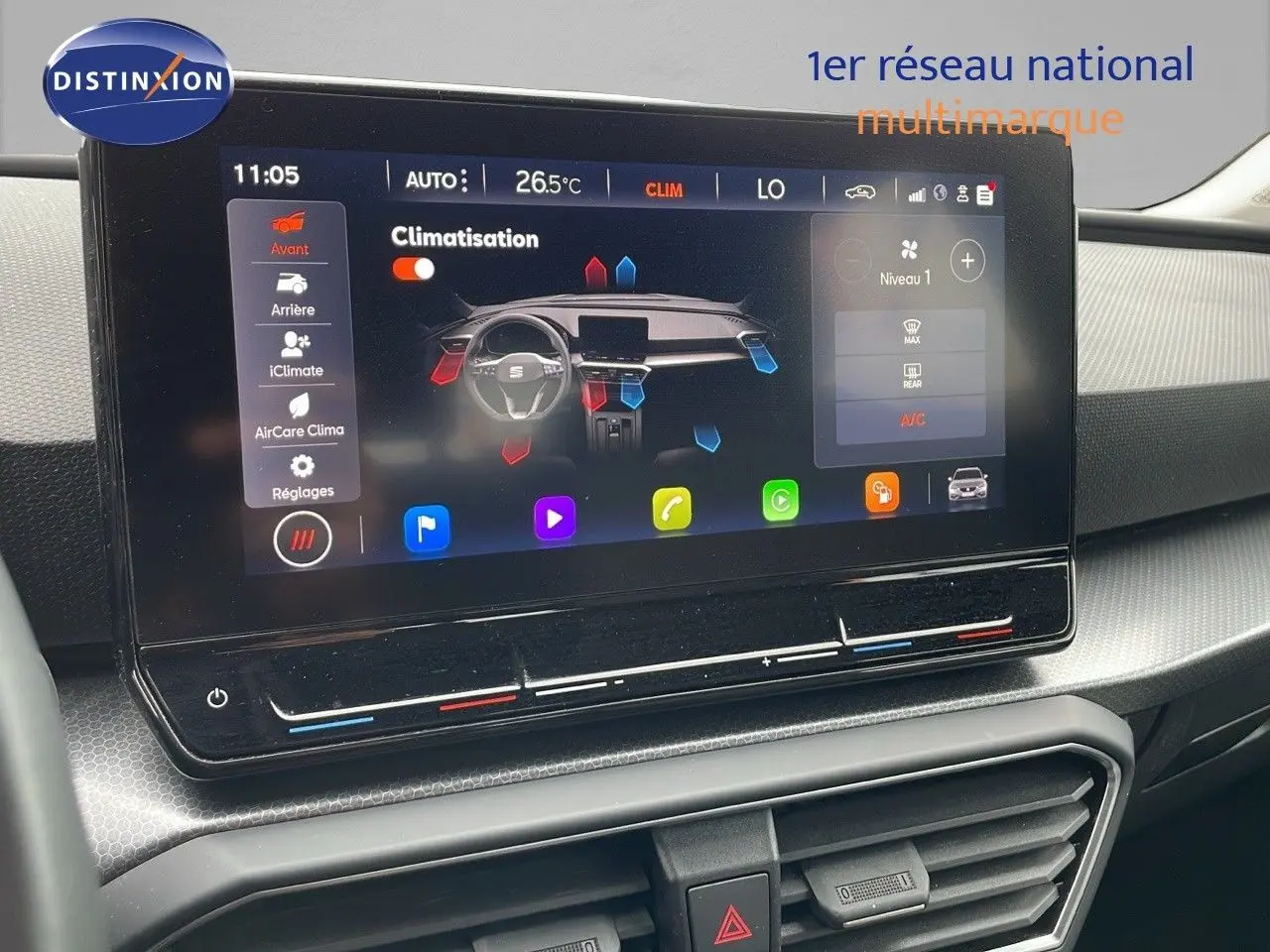 Écran tactile central du tableau de bord de la SEAT LEON ST 2023, affichant la climatisation et commandes digitales.