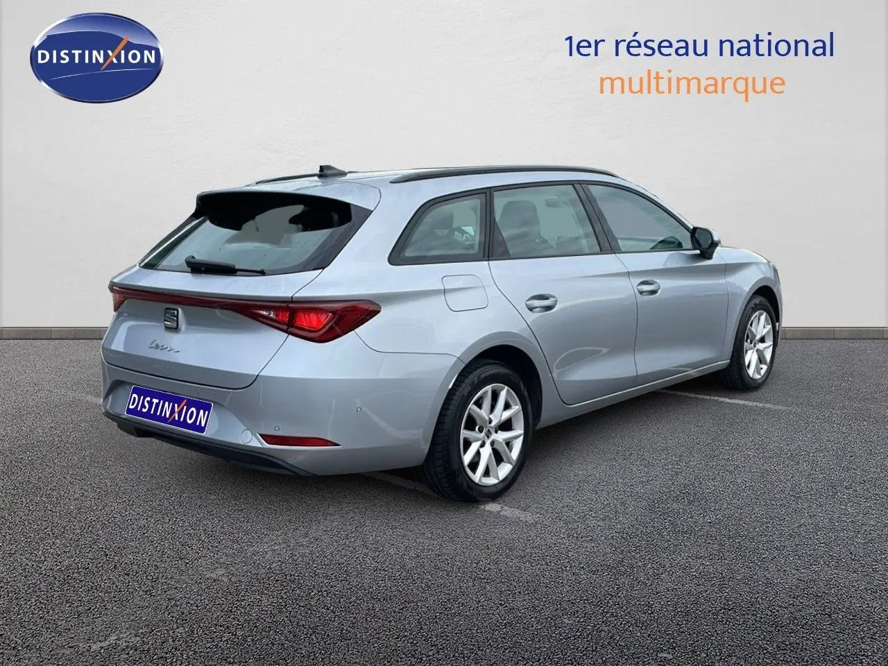 Vue 3/4 arrière droite d'une SEAT LEON ST gris urbain 2023, break compact avec feux arrière LED distinctifs.