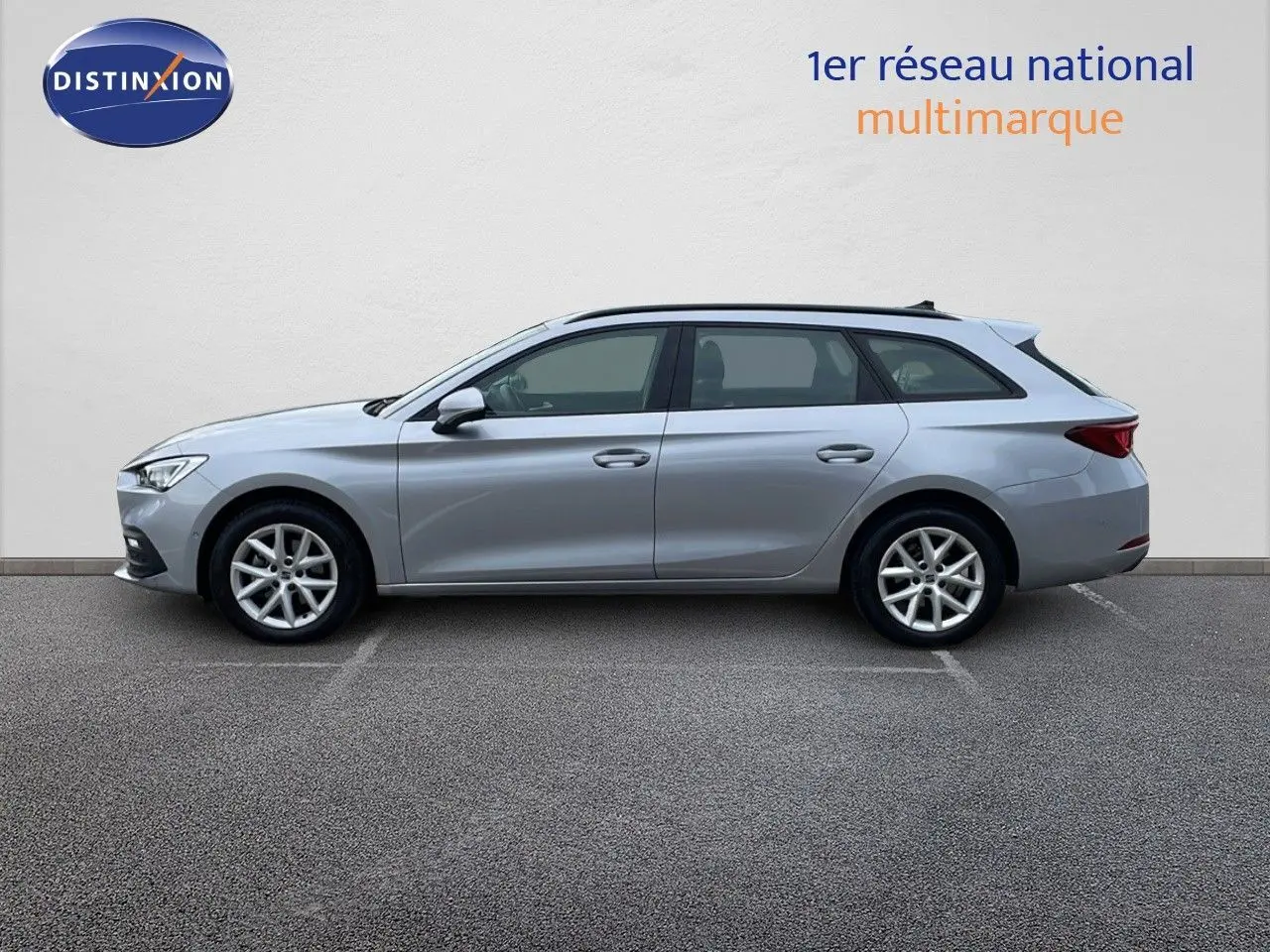 Profil côté gauche d'une SEAT LEON ST gris urbain 2023, break compact avec jantes alliage et lignes épurées.