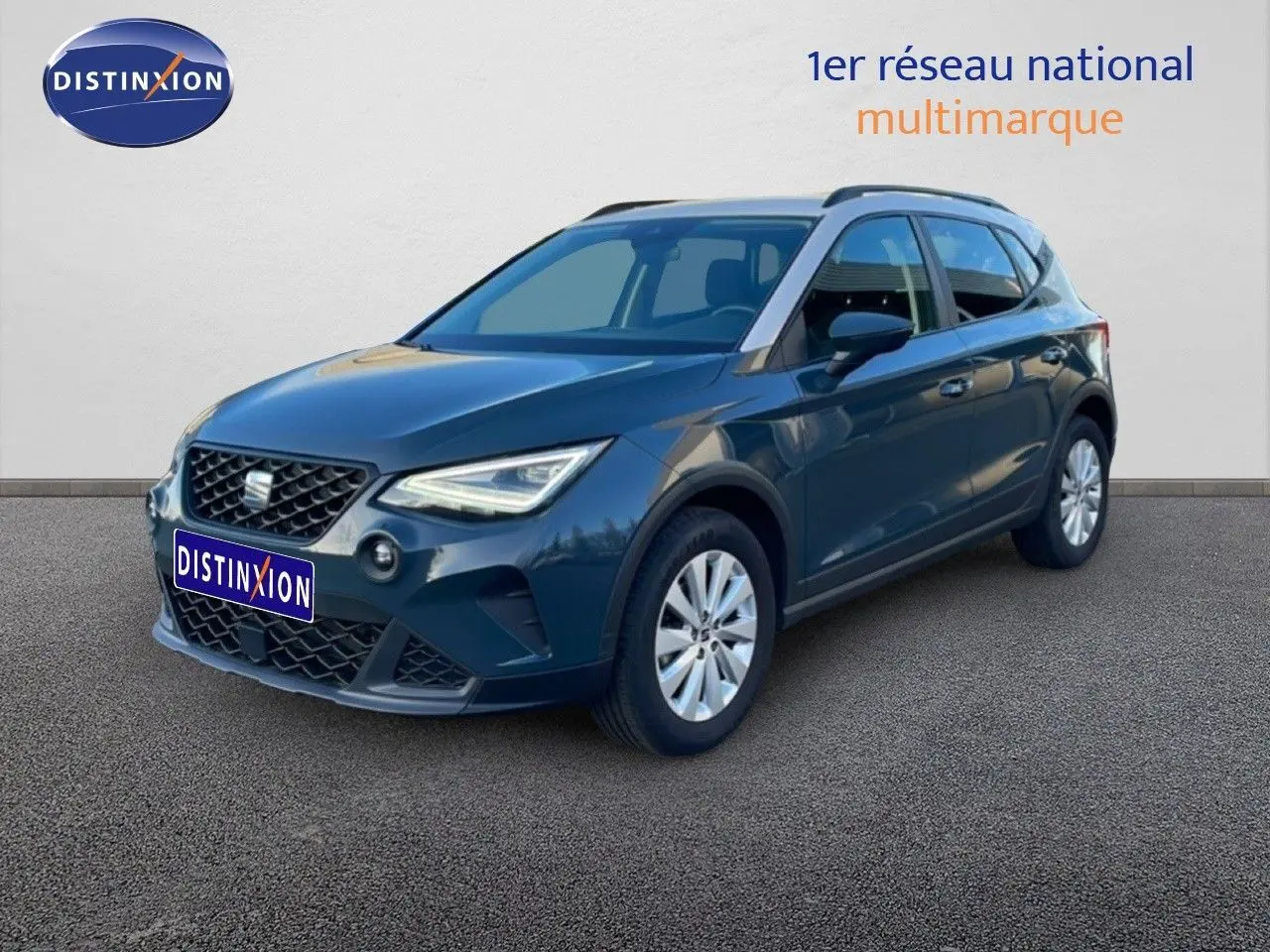 SEAT Arona gris métallisé vue 3/4 avant droit, avec toit noir et jantes argentées sur fond neutre.