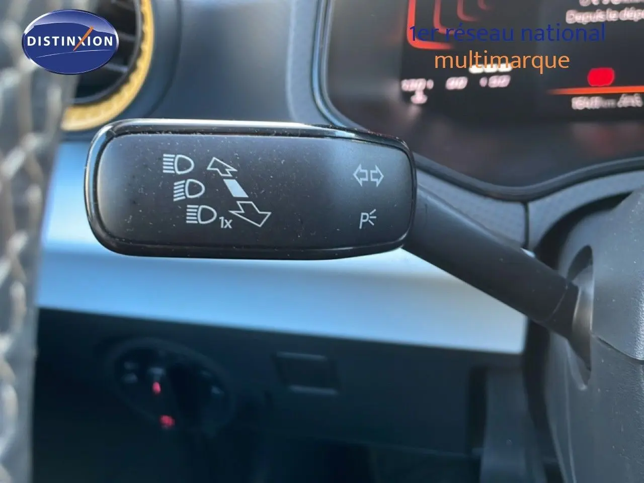 Gros plan sur la commande des clignotants et feux d’un SEAT Arona 2025, intérieur noir avec détails gris.