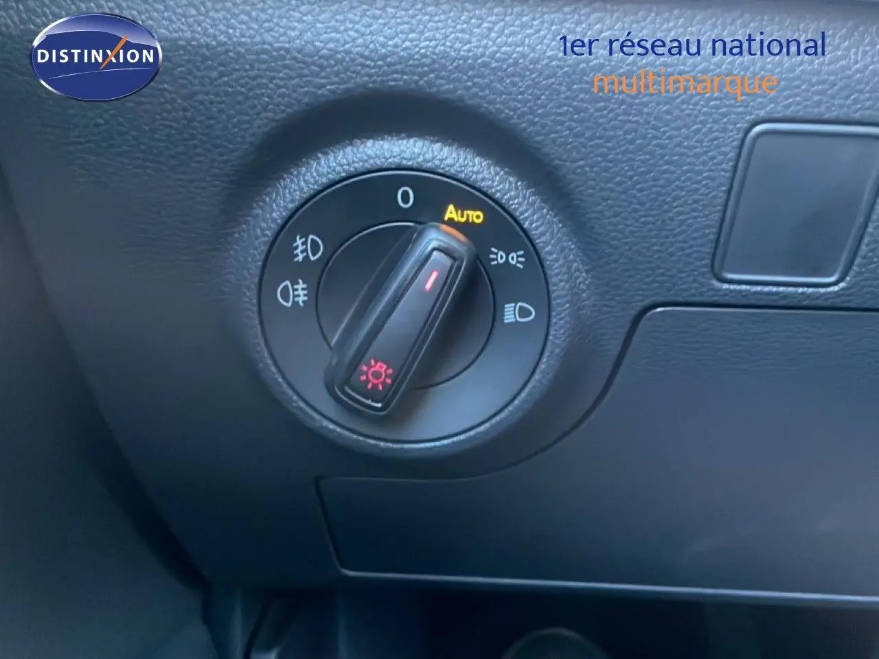 Gros plan sur la molette de réglage des phares dans l'habitacle noir du SEAT Arona 2025.