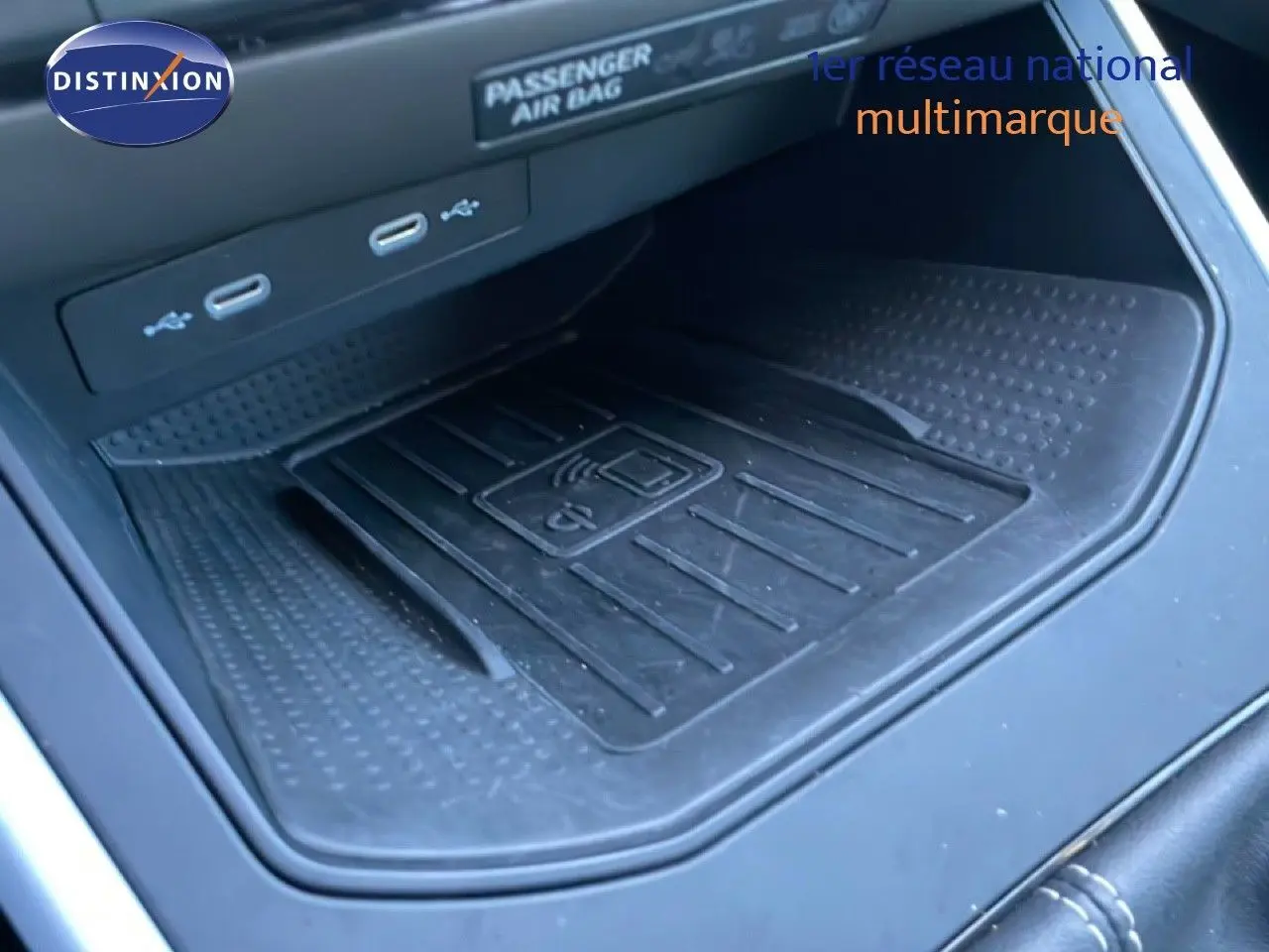 Gros plan sur le compartiment de recharge sans fil et ports USB du SEAT Arona gris magnétique, intérieur noir.