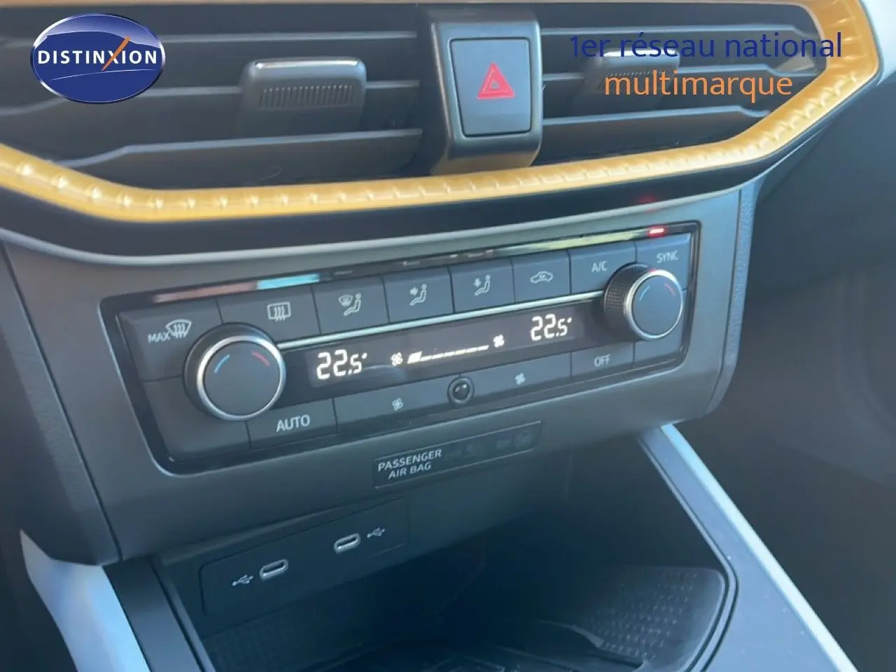 Gros plan sur la console centrale de la SEAT Arona 2025, montrant la climatisation digitale à 22,5°C et les ports USB.