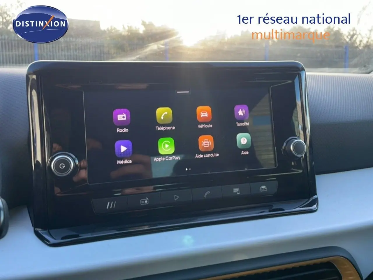 Écran tactile central de la SEAT Arona 2025 avec interface Apple CarPlay, vu de face dans l'habitacle.