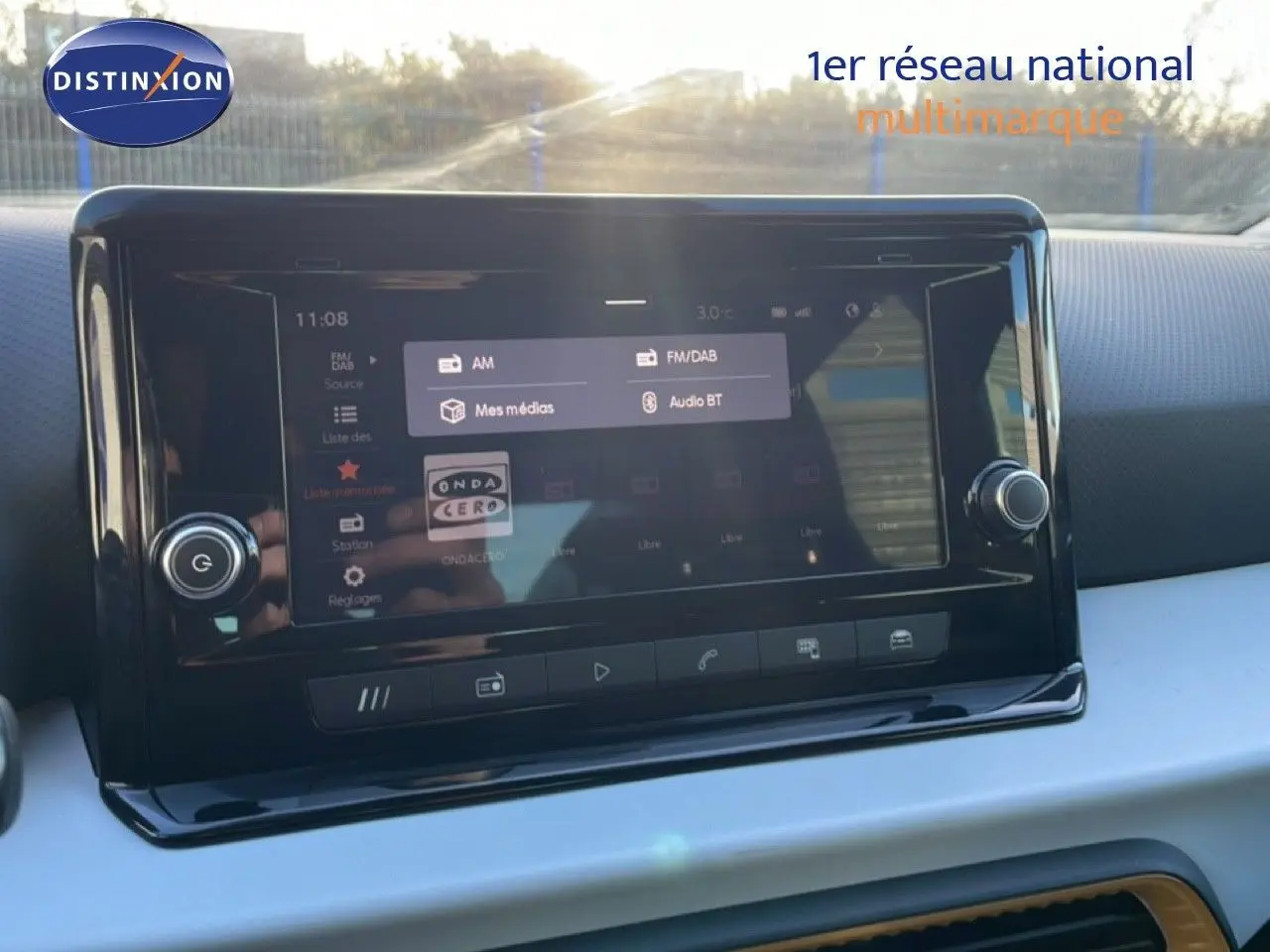 Écran tactile central du tableau de bord du SEAT Arona 2025, ambiance intérieure claire avec finitions noires.