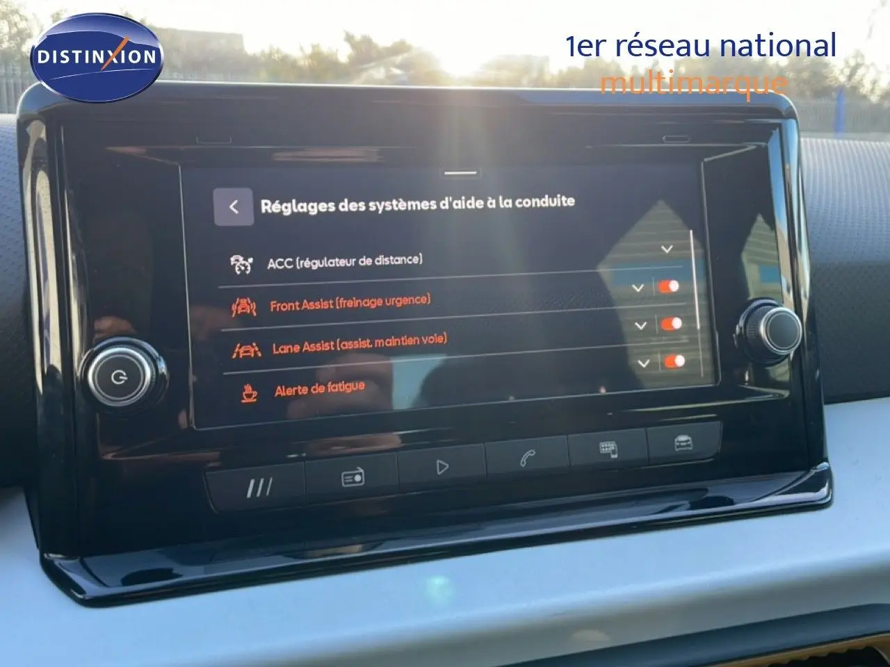 Écran tactile central du tableau de bord du SEAT Arona 2025 affichant les réglages d’aide à la conduite.