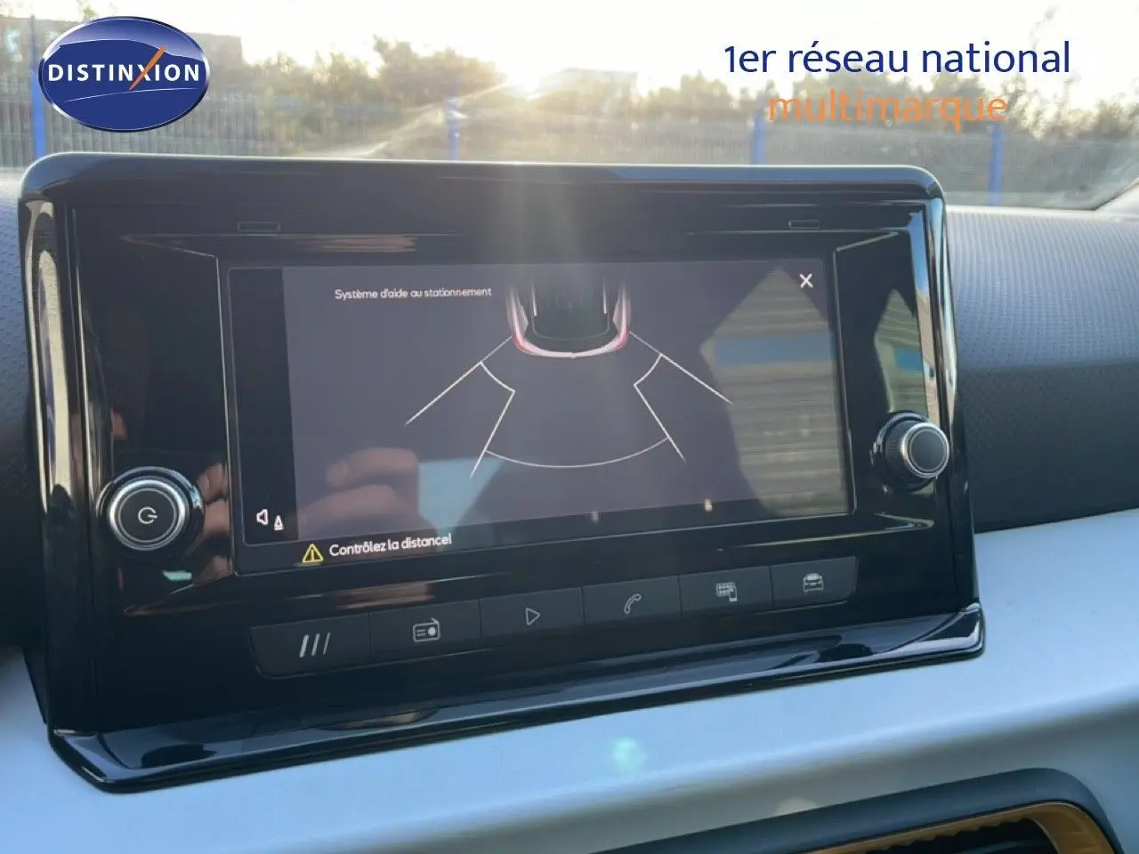 Écran tactile du système d’aide au stationnement dans l’habitacle d’une SEAT Arona gris magnétique, vue frontale.