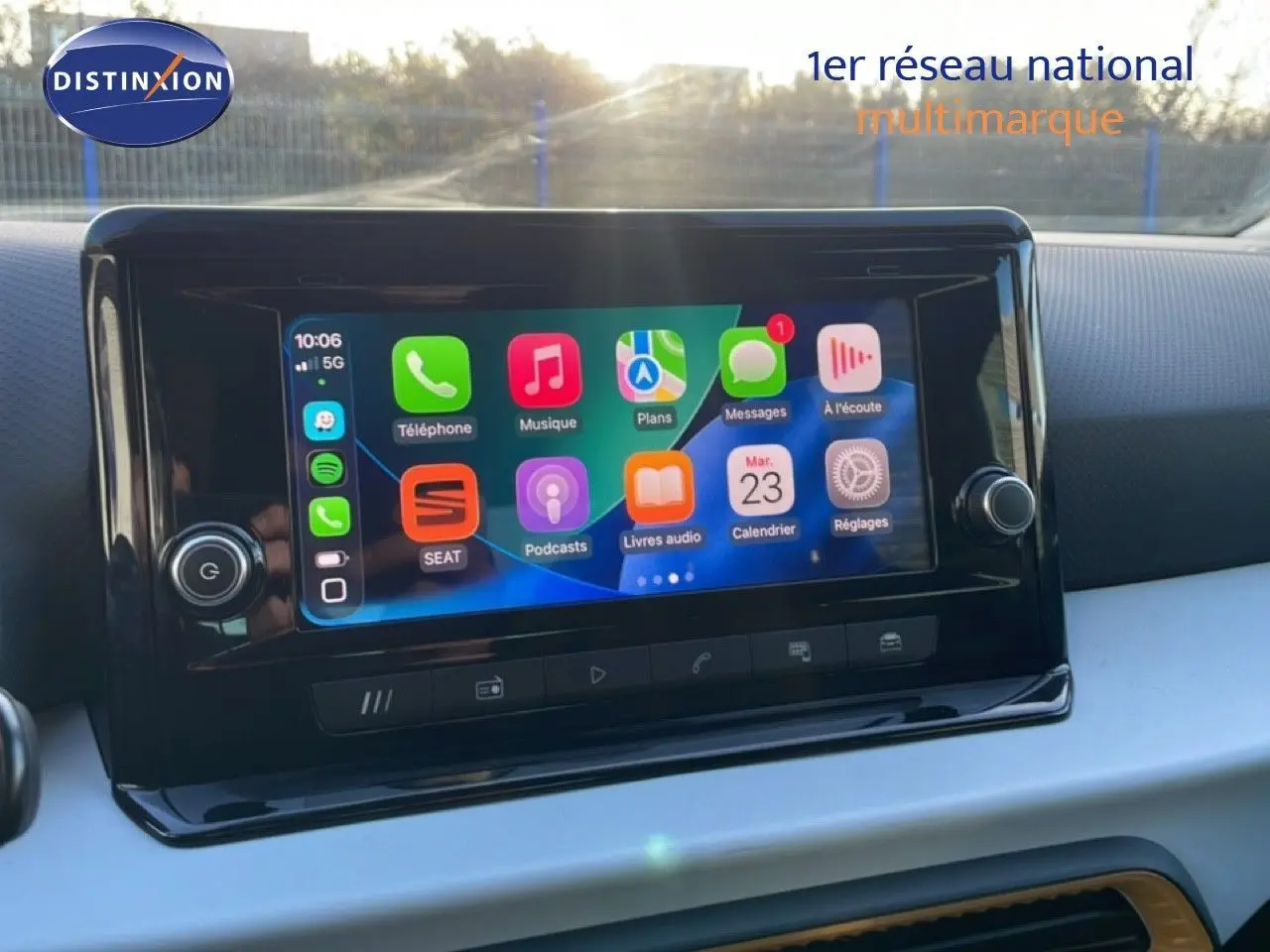 Écran tactile central de la SEAT Arona 2025 affichant Apple CarPlay, vue intérieure de face.