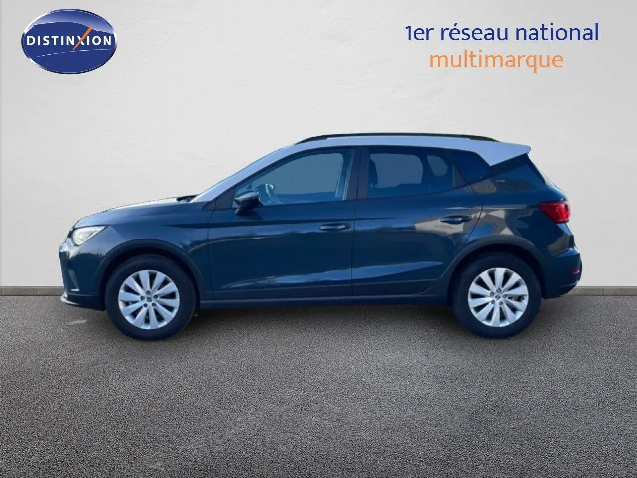 Profil droit d’un SEAT Arona 2025 gris magnétique avec toit noir, roues alliage et lignes dynamiques.