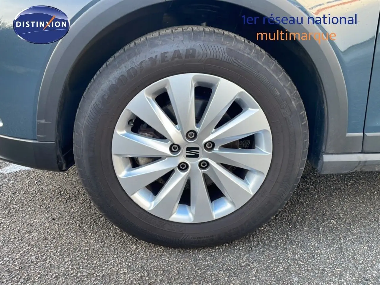 Gros plan sur la roue avant droite d’un SEAT Arona gris magnétique avec jante alliage argentée.