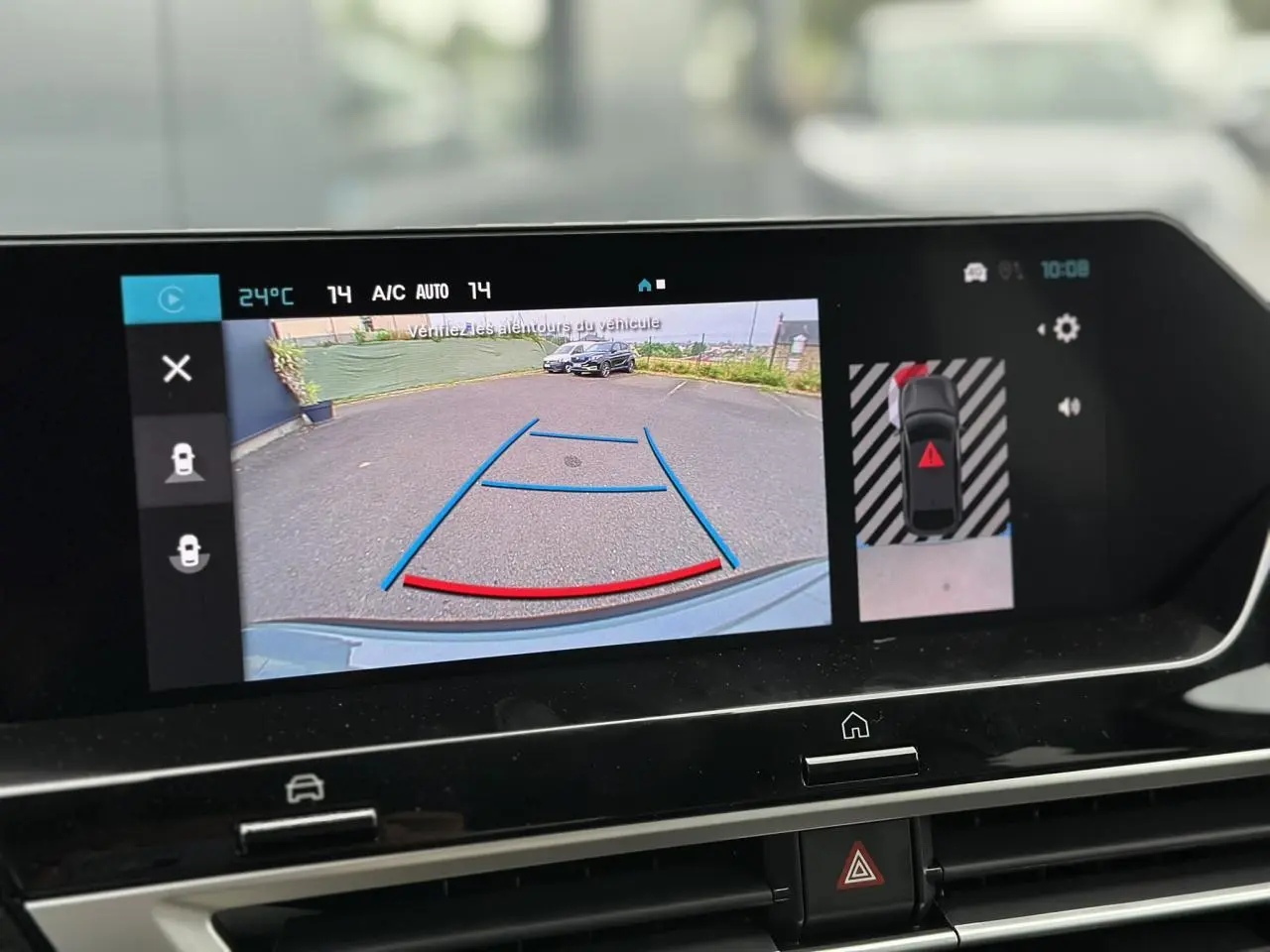Écran tactile intérieur montrant la caméra de recul active avec guidage dynamique sur Citroën C4 Manhattan Green 2025.