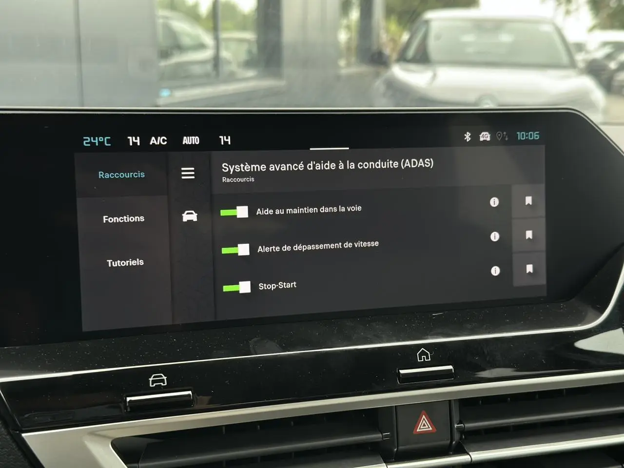 Écran tactile intérieur de la Citroën C4 2025 affichant les aides à la conduite, vue frontale du tableau de bord.
