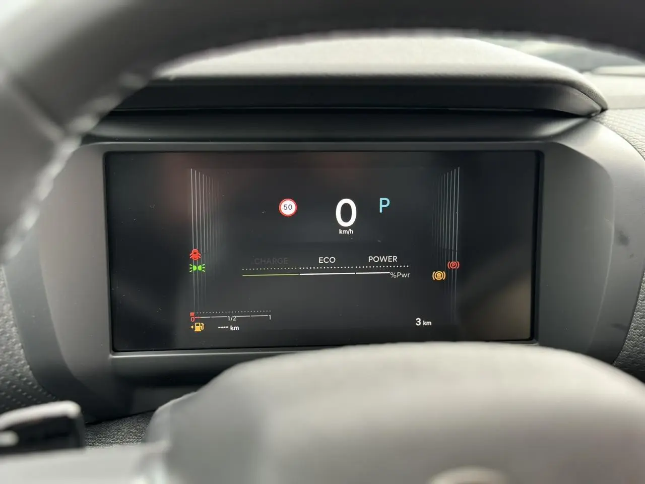 Tableau de bord numérique de la Citroën C4 NV Hybrid 145, affichant vitesse, mode ECO et indicateurs de sécurité.
