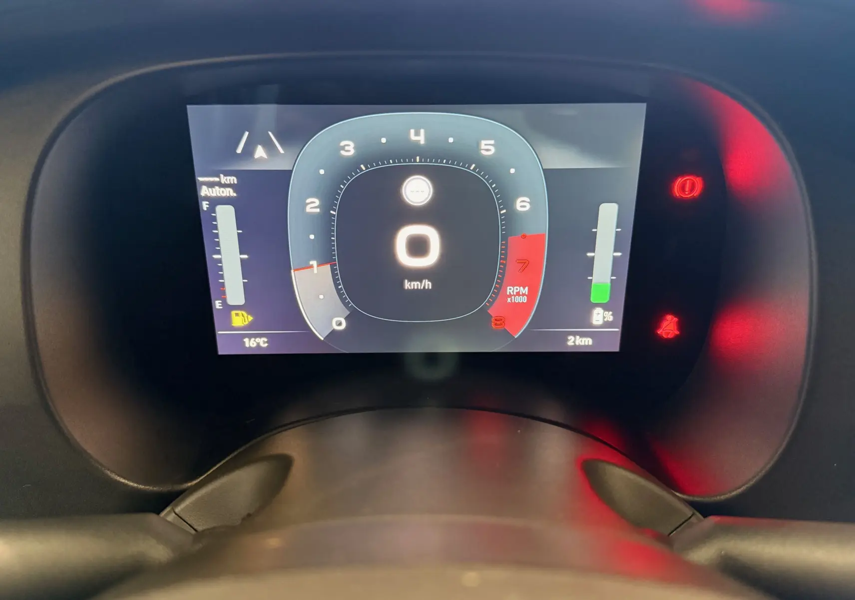 Vue rapprochée du tableau de bord numérique de la Fiat Panda 1.0 Hybrid 2025 affichant la vitesse à 0 km/h et les voyants allumés.