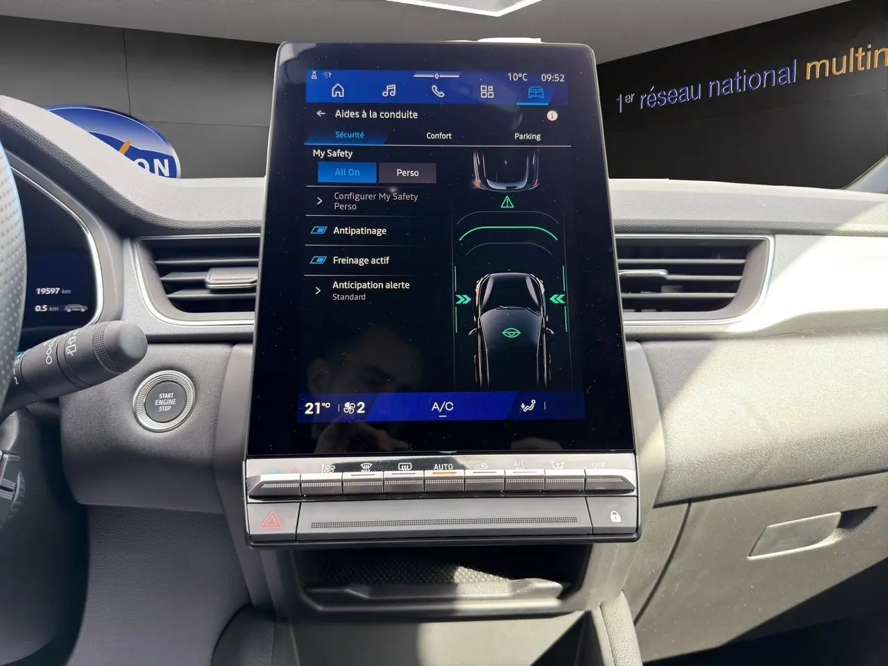 Vue intérieure du tableau de bord du Renault Symbioz 2025 avec grand écran tactile central affichant les aides à la conduite.