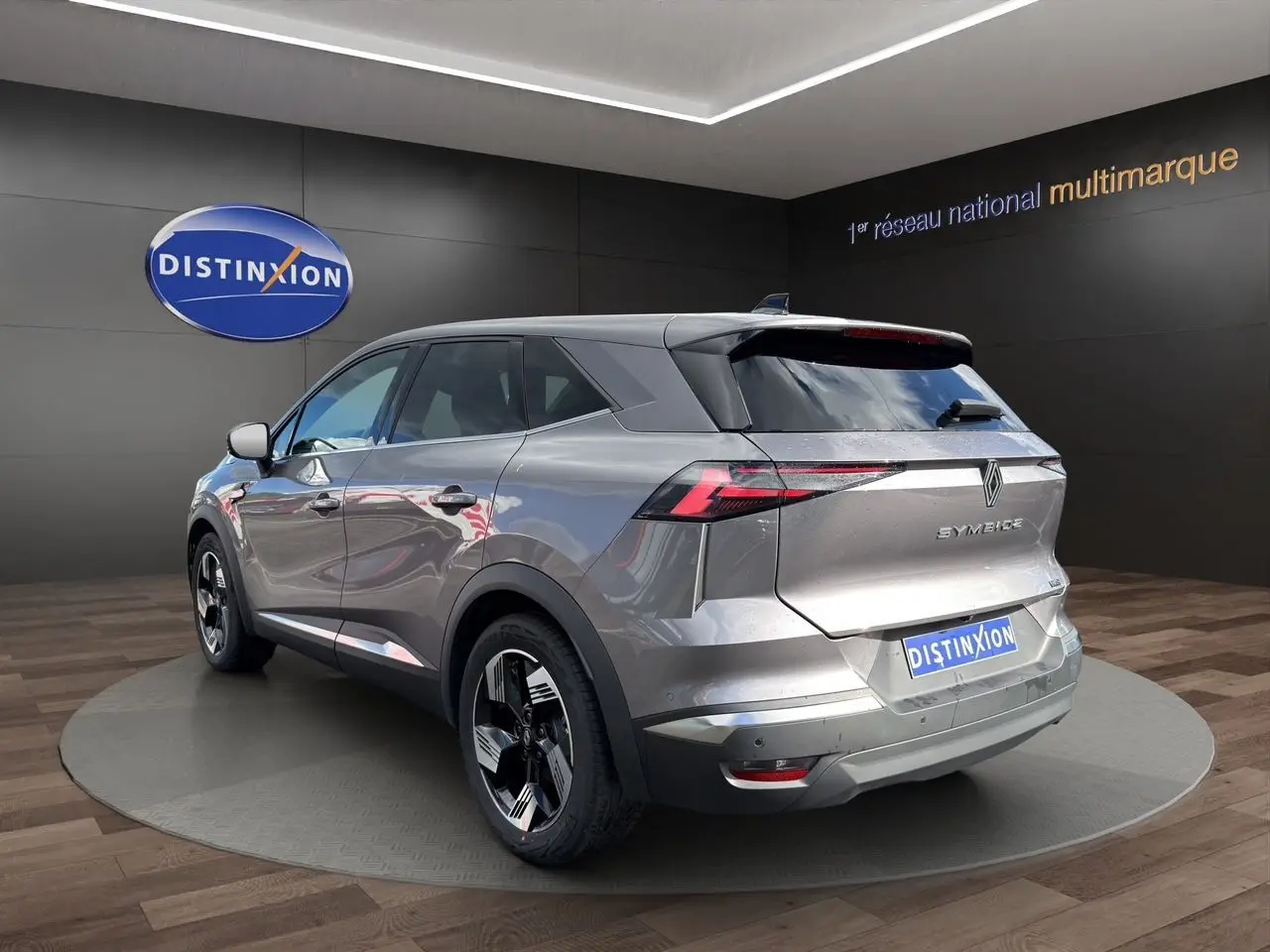 Vue 3/4 arrière droite du Renault Symbioz gris clair, avec feux LED et jantes noires distinctives.