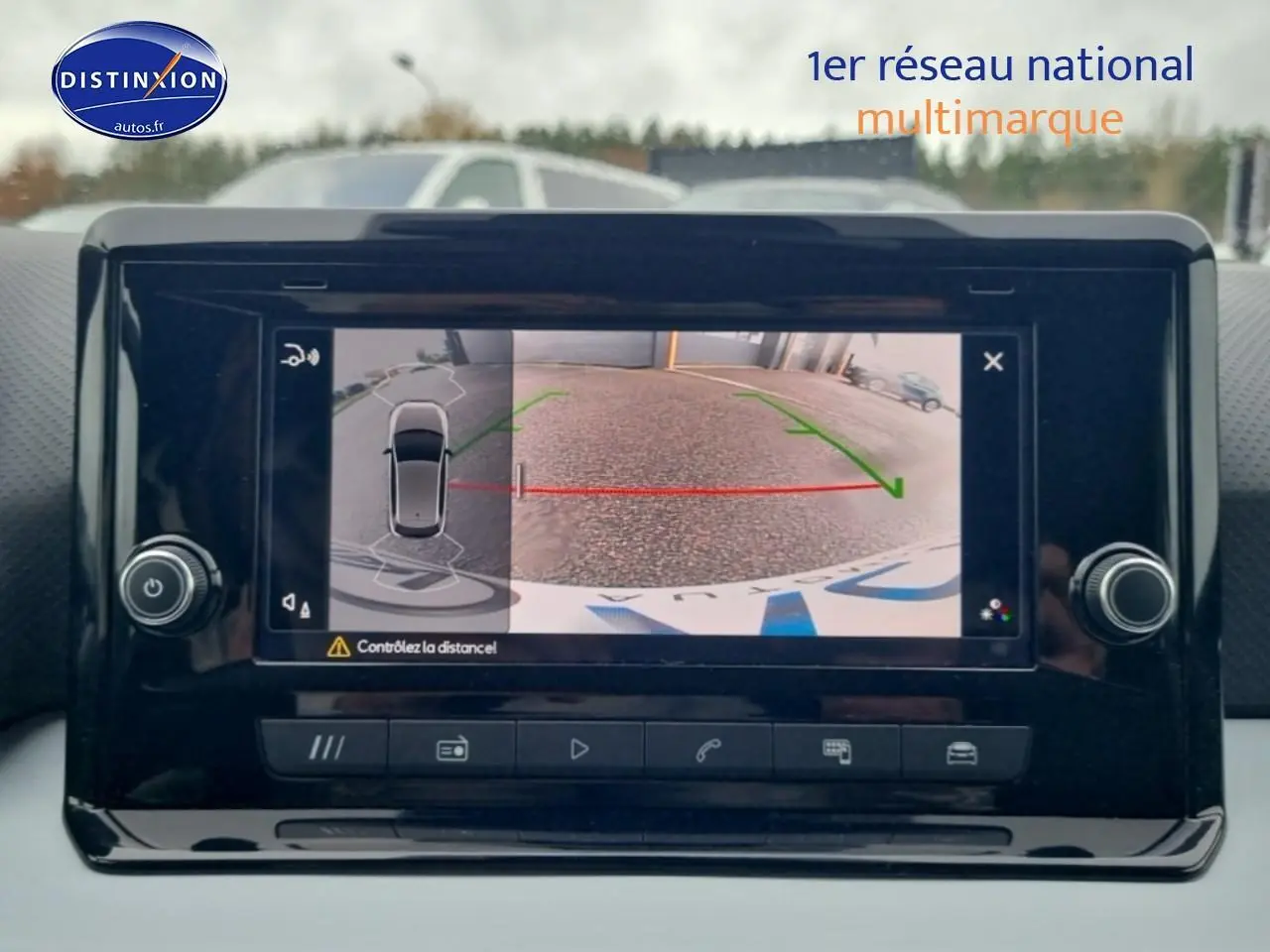 Écran tactile intérieur montrant la caméra de recul avec guidage de trajectoire sur SEAT Ibiza gris 2025.