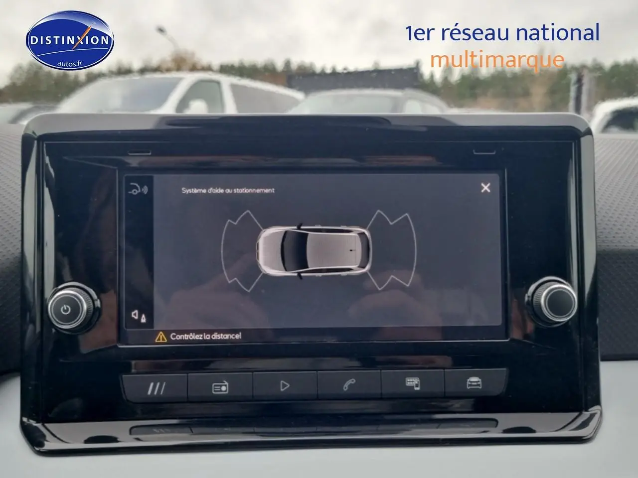 Écran tactile central affichant le système d'aide au stationnement dans l'habitacle d'une SEAT Ibiza gris.
